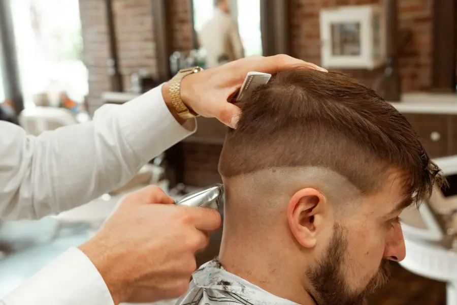 Barbero haciendo un corte fade