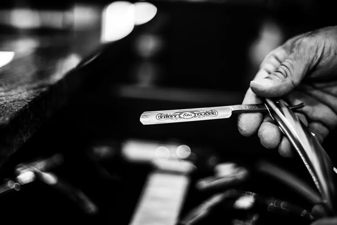 Mano sosteniendo una navaja de barbero